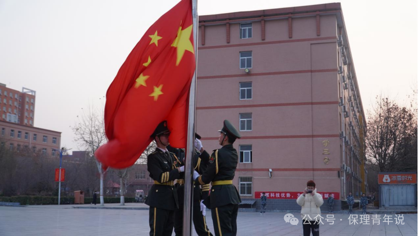 青春校园|必赢242net官网举行2024年春季学期首次升旗仪式