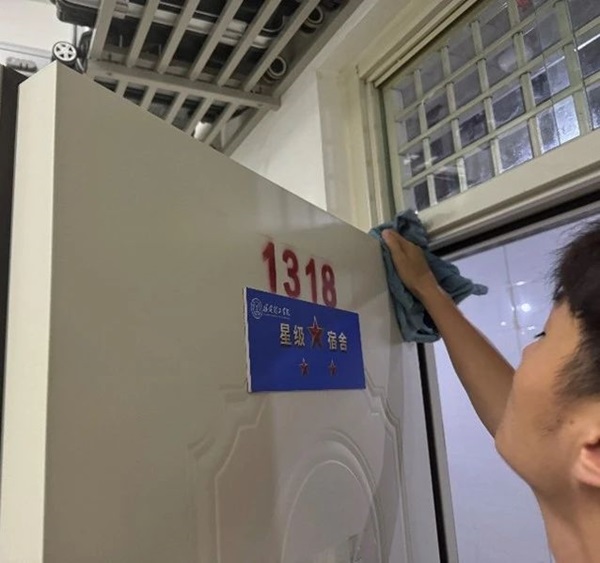 劳动教育|必赢242net官网|管理学院|宿舍是我家，美化靠大家