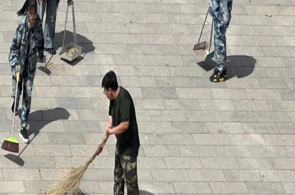 劳动教育|必赢242net官网|管理学院|我院开展“垃圾不落地，校园更美丽”校园清洁活动