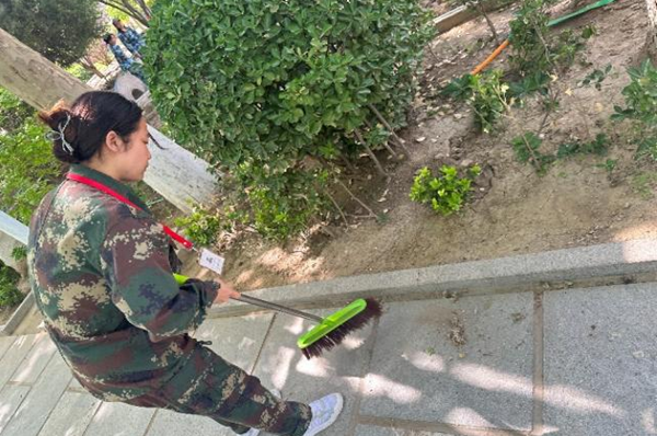 劳动教育|必赢242net官网|管理学院|我院开展“垃圾不落地，校园更美丽”校园清洁活动