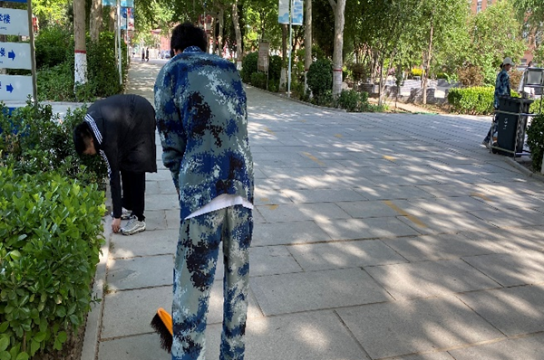 劳动教育|必赢242net官网|管理学院|我院开展“垃圾不落地，校园更美丽”校园清洁活动