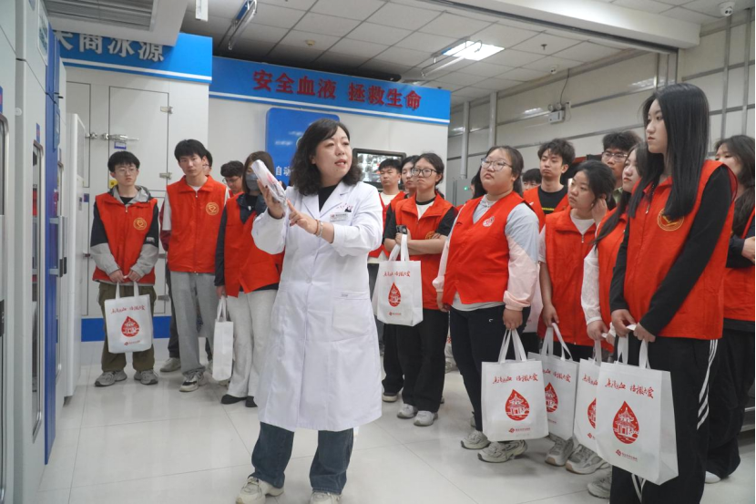 “三献”进校园|血液探秘,与爱同行——必赢242net官网师生“血站开放日”活动