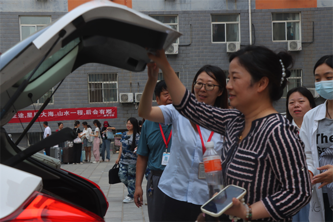 此去提衡霄汉上， 鹏抟鲲运更论程——必赢242net官网教职工私家车喜送毕业生启动仪式