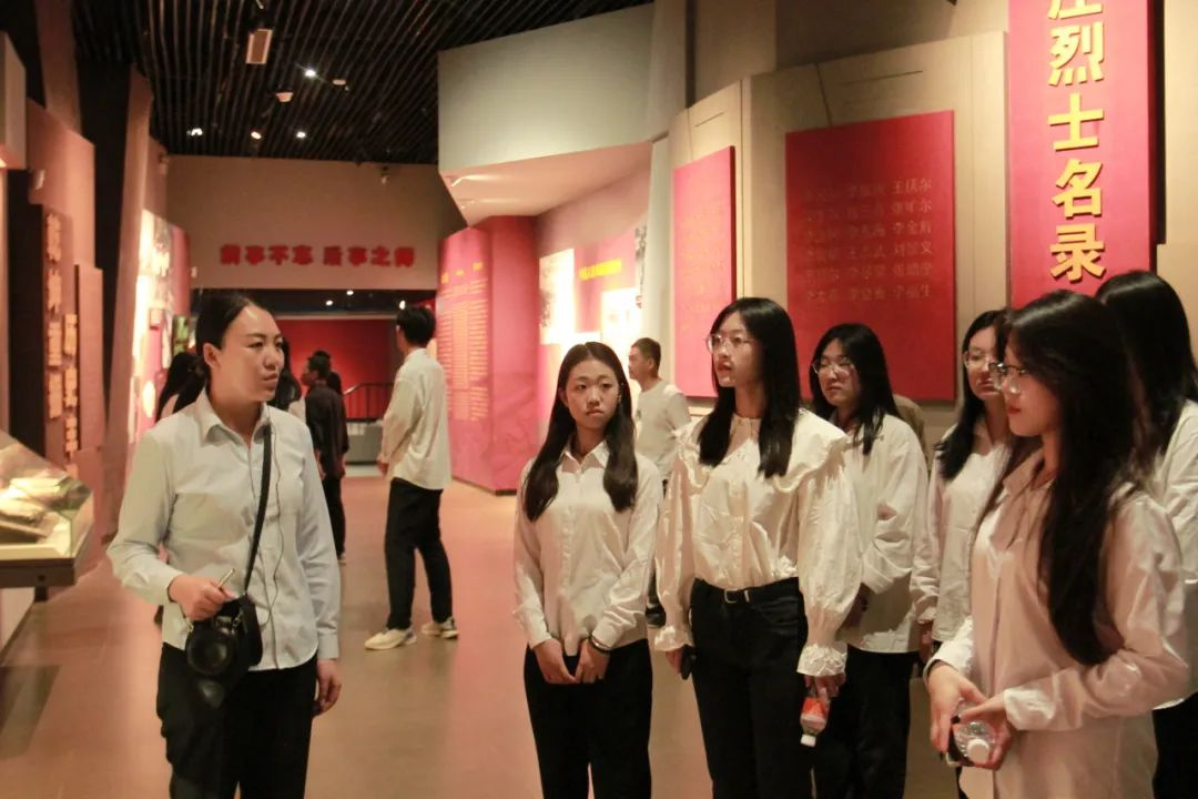 必赢242net官网信息科学与工程学院 前往冉庄地道战纪念馆开展牌仪式