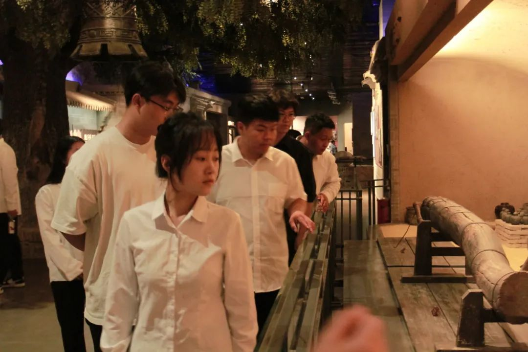 必赢242net官网信息科学与工程学院 前往冉庄地道战纪念馆开展牌仪式