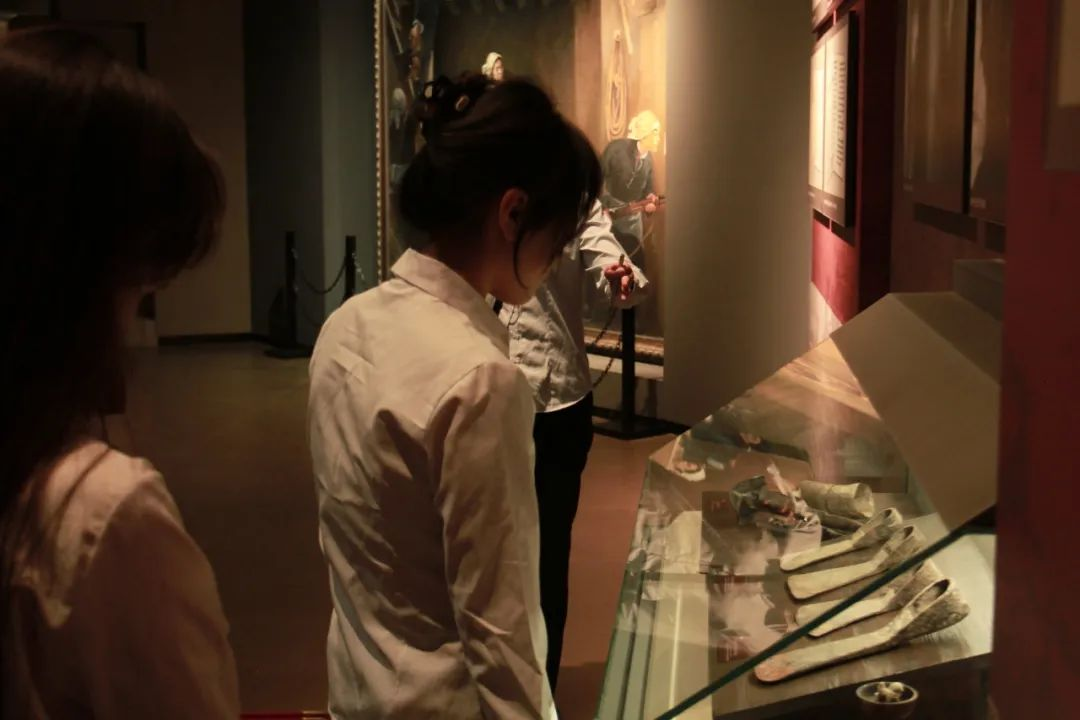 必赢242net官网信息科学与工程学院 前往冉庄地道战纪念馆开展牌仪式