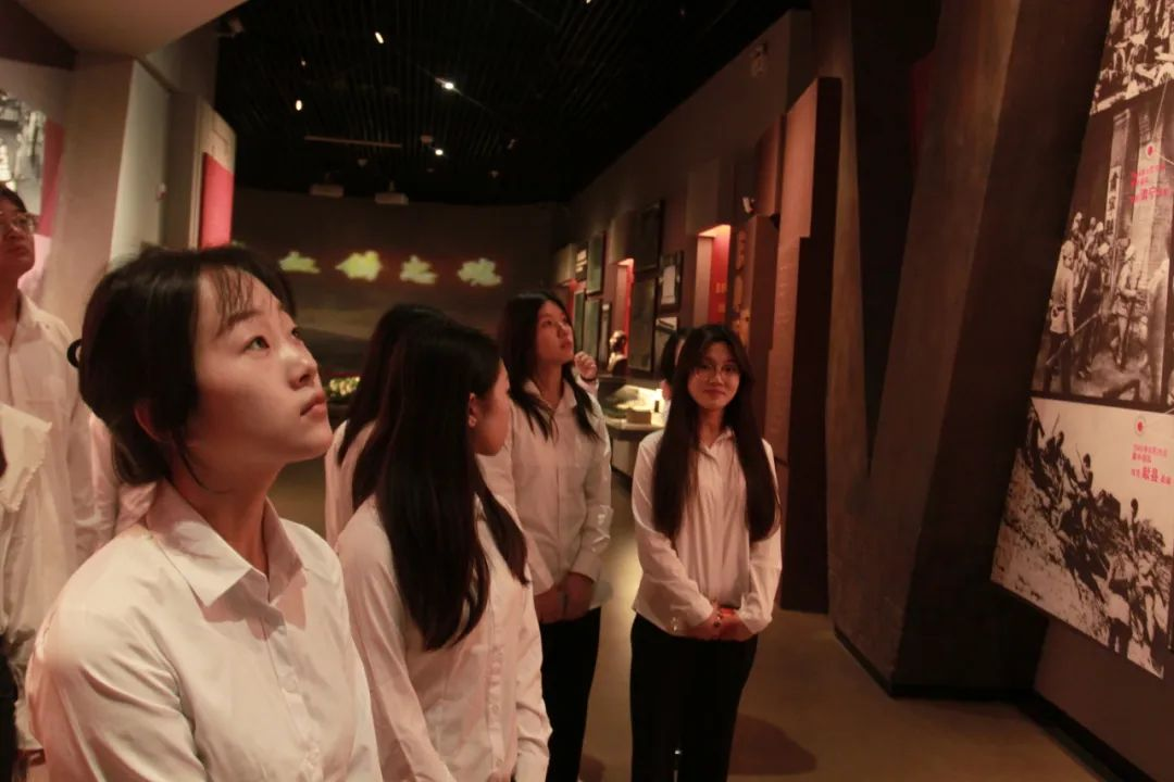 必赢242net官网信息科学与工程学院 前往冉庄地道战纪念馆开展牌仪式