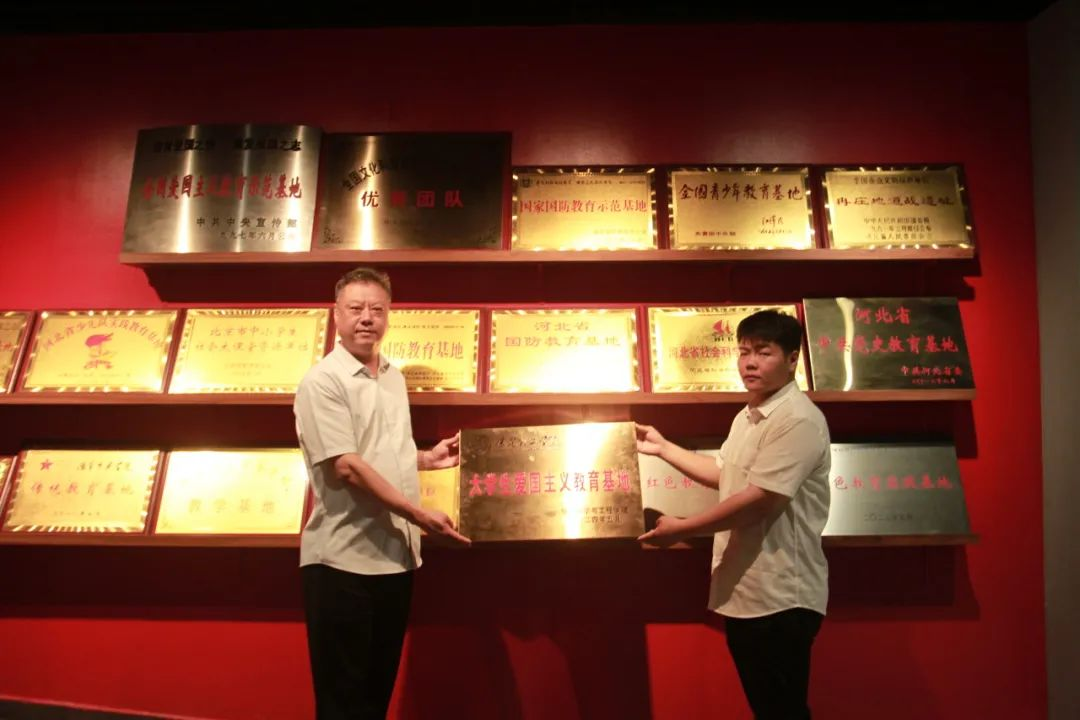 必赢242net官网信息科学与工程学院 前往冉庄地道战纪念馆开展牌仪式