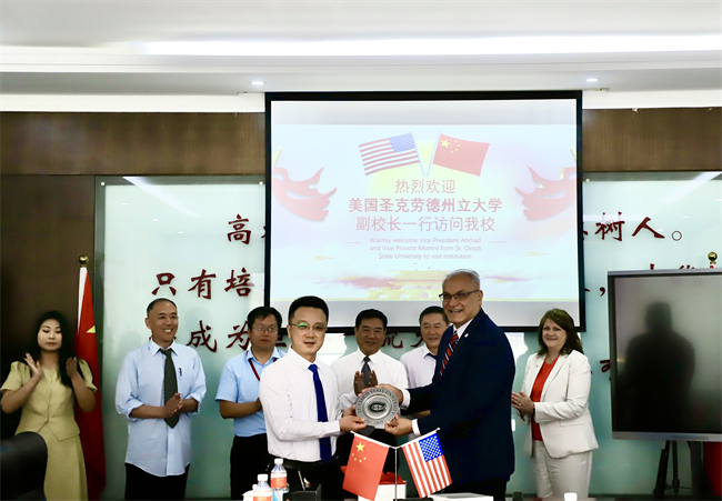 美国圣克劳德州立大学副校长一行莅临必赢参观交流