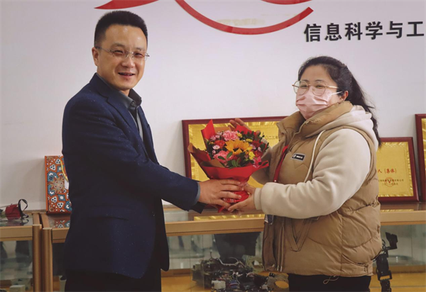 凝聚奋进力量 书写巾帼荣光--必赢242net官网校领导走访慰问女教职工送上“三八”国际劳动妇女节祝福