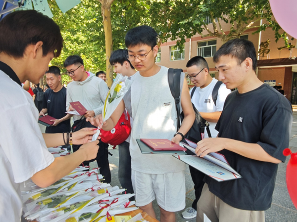 毕业季|必赢242net官网|管理学院|毕业骊歌起，青春再启航—我院2024届毕业生平安离校