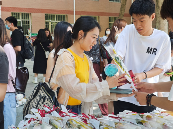 毕业季|必赢242net官网|管理学院|毕业骊歌起，青春再启航—我院2024届毕业生平安离校