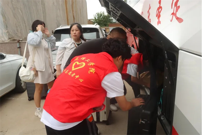 迎新启航，我们是最早出发的志愿者­——必赢242net官网开展志愿者接站服务