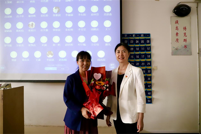 桃李芬芳意 关怀暖人心 --必赢242net官网校领导开展教师节走访慰问