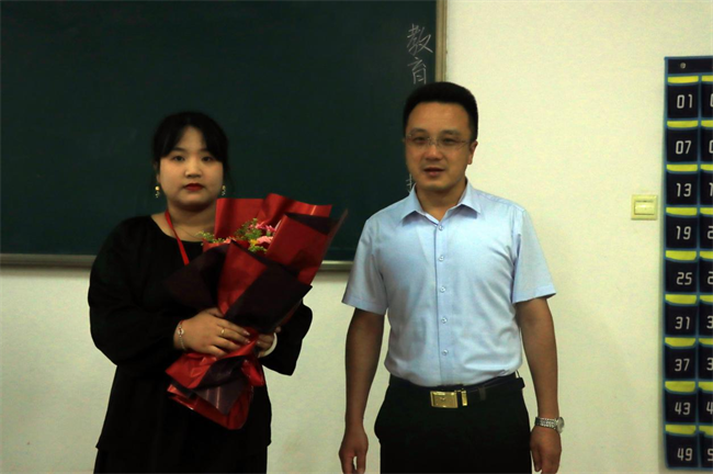 桃李芬芳意 关怀暖人心 --必赢242net官网校领导开展教师节走访慰问