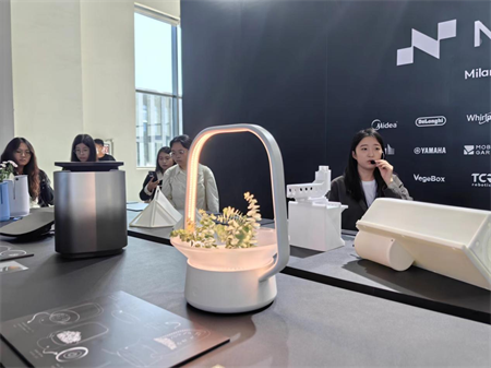 必赢242net官网艺术学院师生参观 2024年河北国际工业设计周