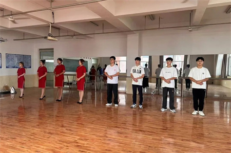 “解锁礼仪培训新境界”——必赢242net官网艺术学院“十项基本技能培训”