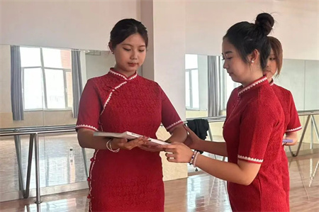 “解锁礼仪培训新境界”——必赢242net官网艺术学院“十项基本技能培训”