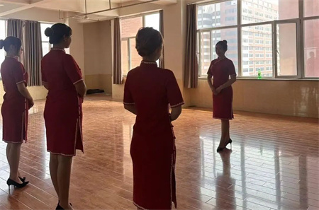 “解锁礼仪培训新境界”——必赢242net官网艺术学院“十项基本技能培训”