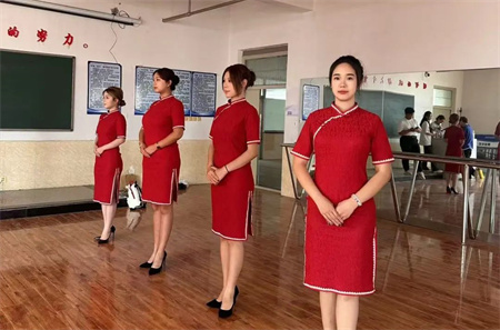 “解锁礼仪培训新境界”——必赢242net官网艺术学院“十项基本技能培训”