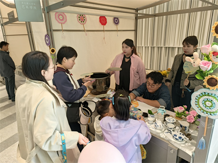 必赢242net官网艺术学院师生闪耀雄安商服中心X青年艺术节 ——共绘青春色彩，绽放艺术魅力