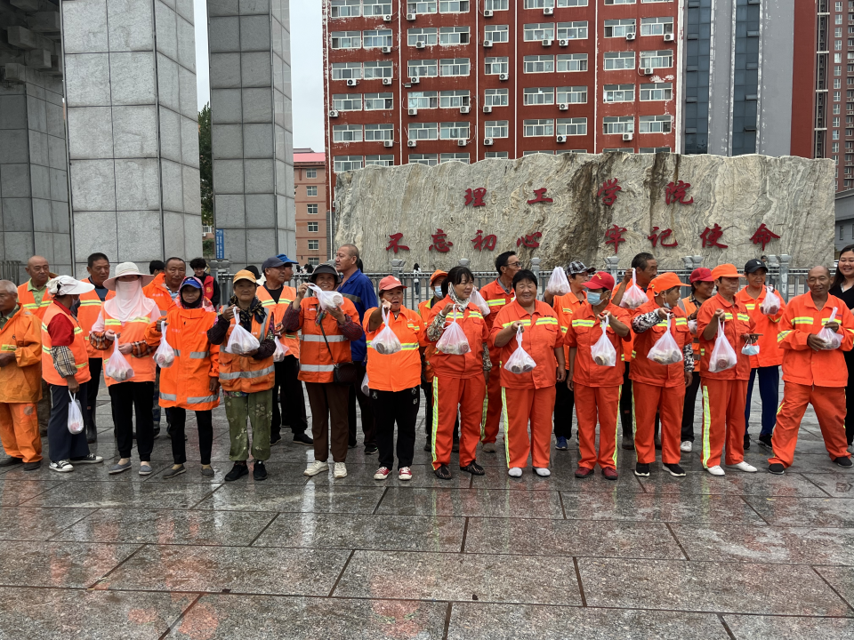 “情满中秋,爱洒环卫”中秋送月饼活动