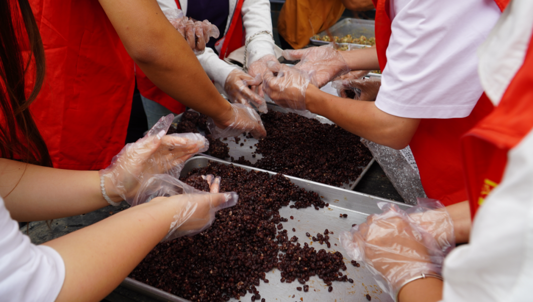 “情满中秋,爱洒环卫”中秋送月饼活动
