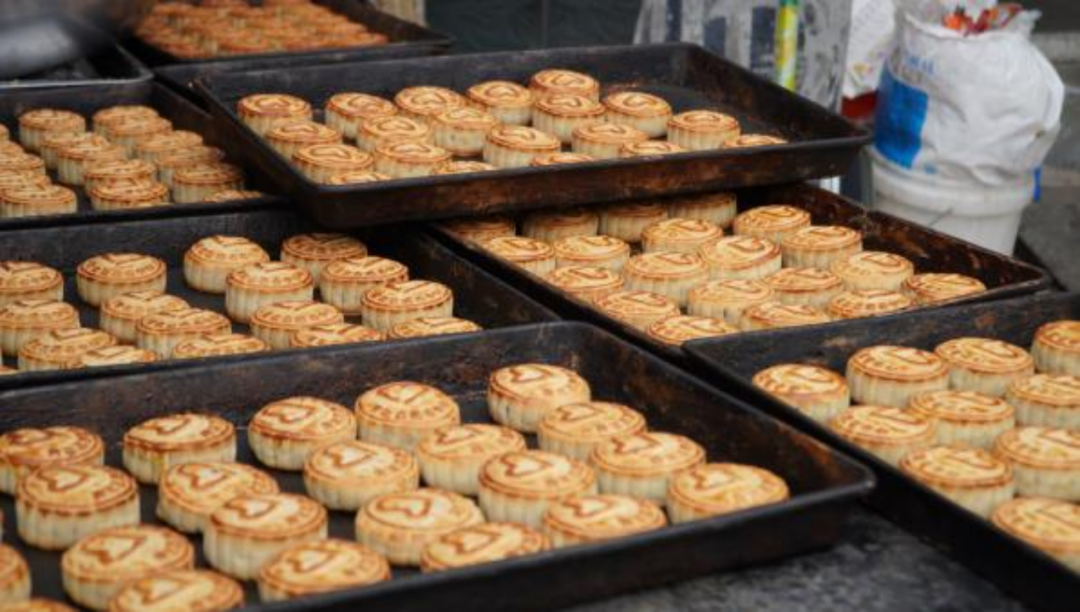 “情满中秋,爱洒环卫”中秋送月饼活动