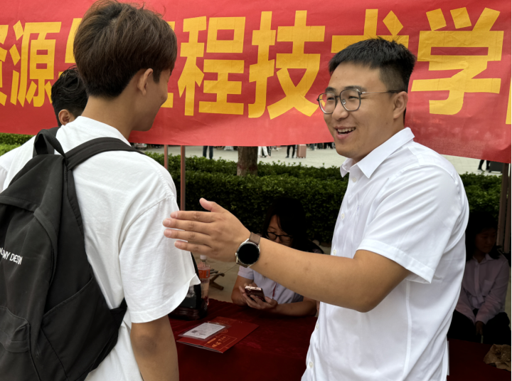 资源学院“以爱迎新,辅导员在行动”