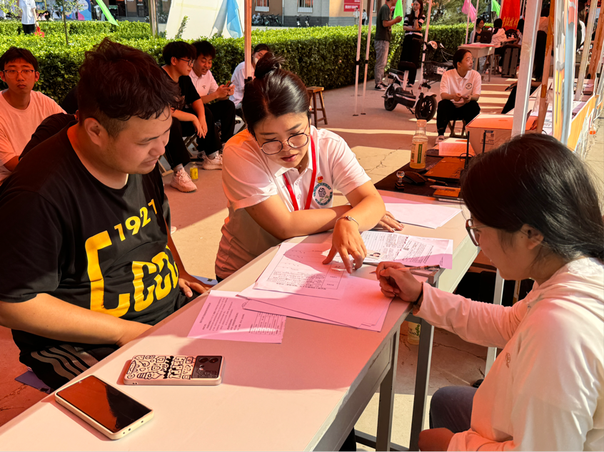 资源学院“以爱迎新,辅导员在行动”