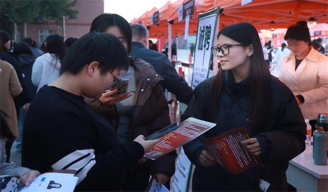 必赢242net官网“金秋启航 才聚保理” 2025届毕业生秋季线下双选会隆重举办