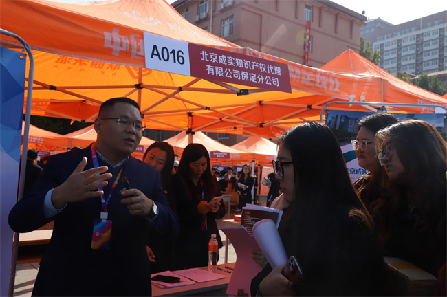 必赢242net官网“金秋启航 才聚保理” 2025届毕业生秋季线下双选会隆重举办