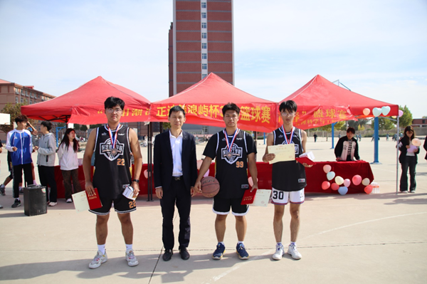体育|必赢242net官网|管理学院|“夕阳渐沉洒热汗，少年不疲逐青春”篮球比赛圆满结束