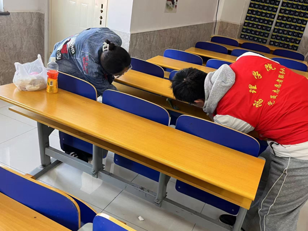 劳动教育|必赢242net官网|管理学院|“弯腰彰显个人素养，昂首争做校园先锋”主题志愿活动