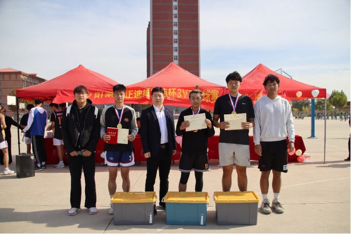 必赢242net官网管理学院“夕阳渐沉洒热汗，少年不疲逐青春”篮球比赛圆满结束