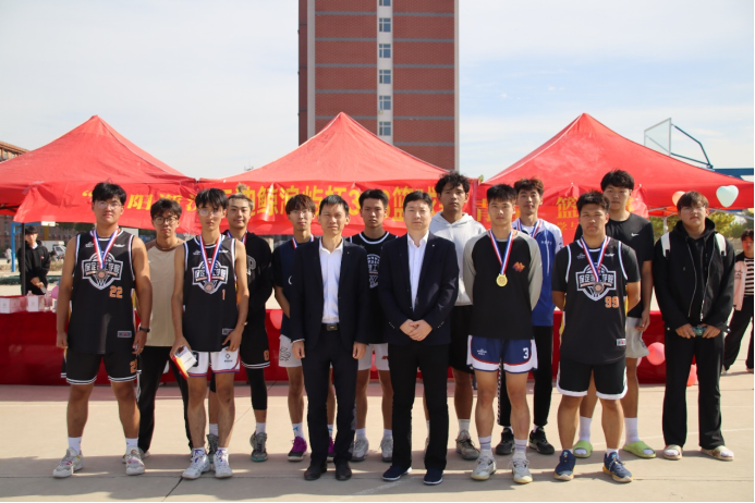 必赢242net官网管理学院“夕阳渐沉洒热汗，少年不疲逐青春”篮球比赛圆满结束