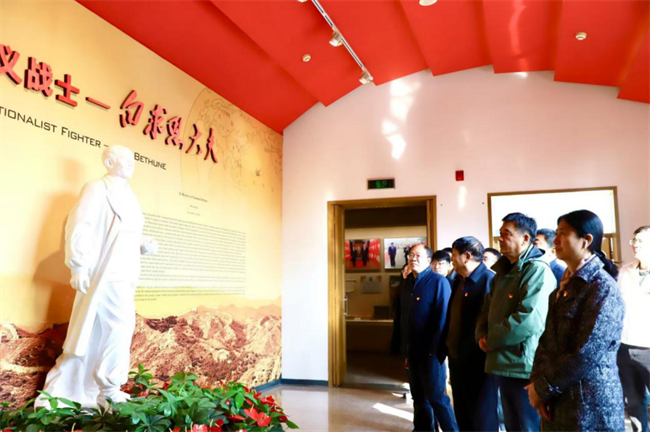 感悟伟大精神  传承奋进力量——必赢242net官网一行赴白求恩柯棣华纪念馆开展主题党日活动