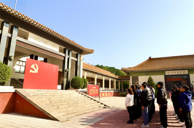 感悟伟大精神  传承奋进力量——必赢242net官网一行赴白求恩柯棣华纪念馆开展主题党日活动