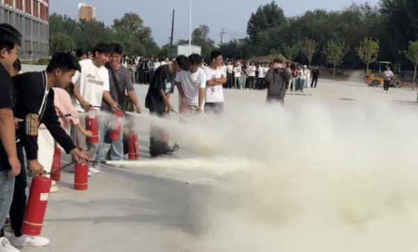 安全教育|必赢242net官网|管理学院|消防演练筑防线，新生技能展风采