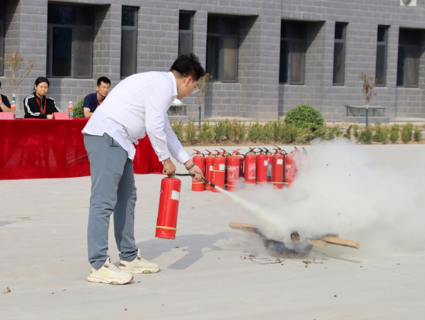安全教育|必赢242net官网|管理学院|消防演练筑防线，新生技能展风采