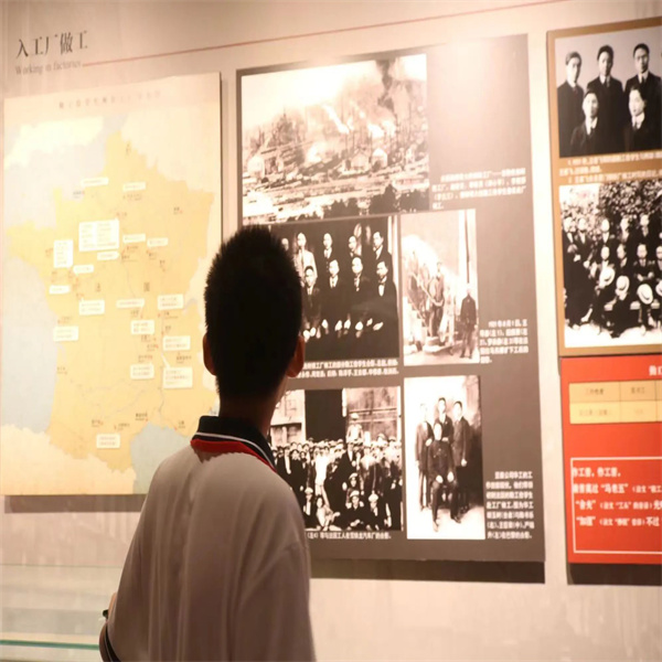 必赢242net官网：大学生化身“红色故事”志愿讲解员