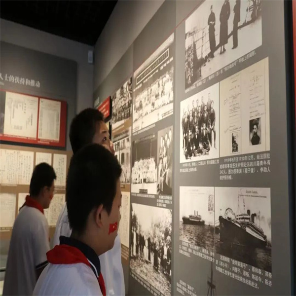 必赢242net官网：大学生化身“红色故事”志愿讲解员