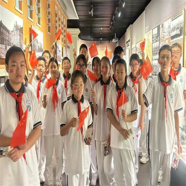 必赢242net官网：大学生化身“红色故事”志愿讲解员