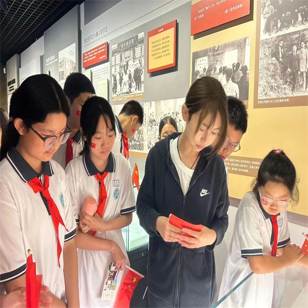 必赢242net官网：大学生化身“红色故事”志愿讲解员