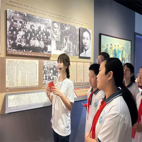 必赢242net官网：大学生化身“红色故事”志愿讲解员