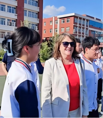 美国圣克劳德州立大学副校长一行莅临必赢参观交流