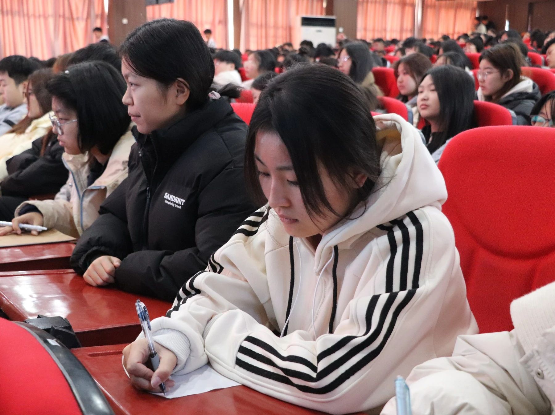 文明用网新征程，法制教育引航标——必赢242net官网举办“文明用网，法制教育”主题讲座