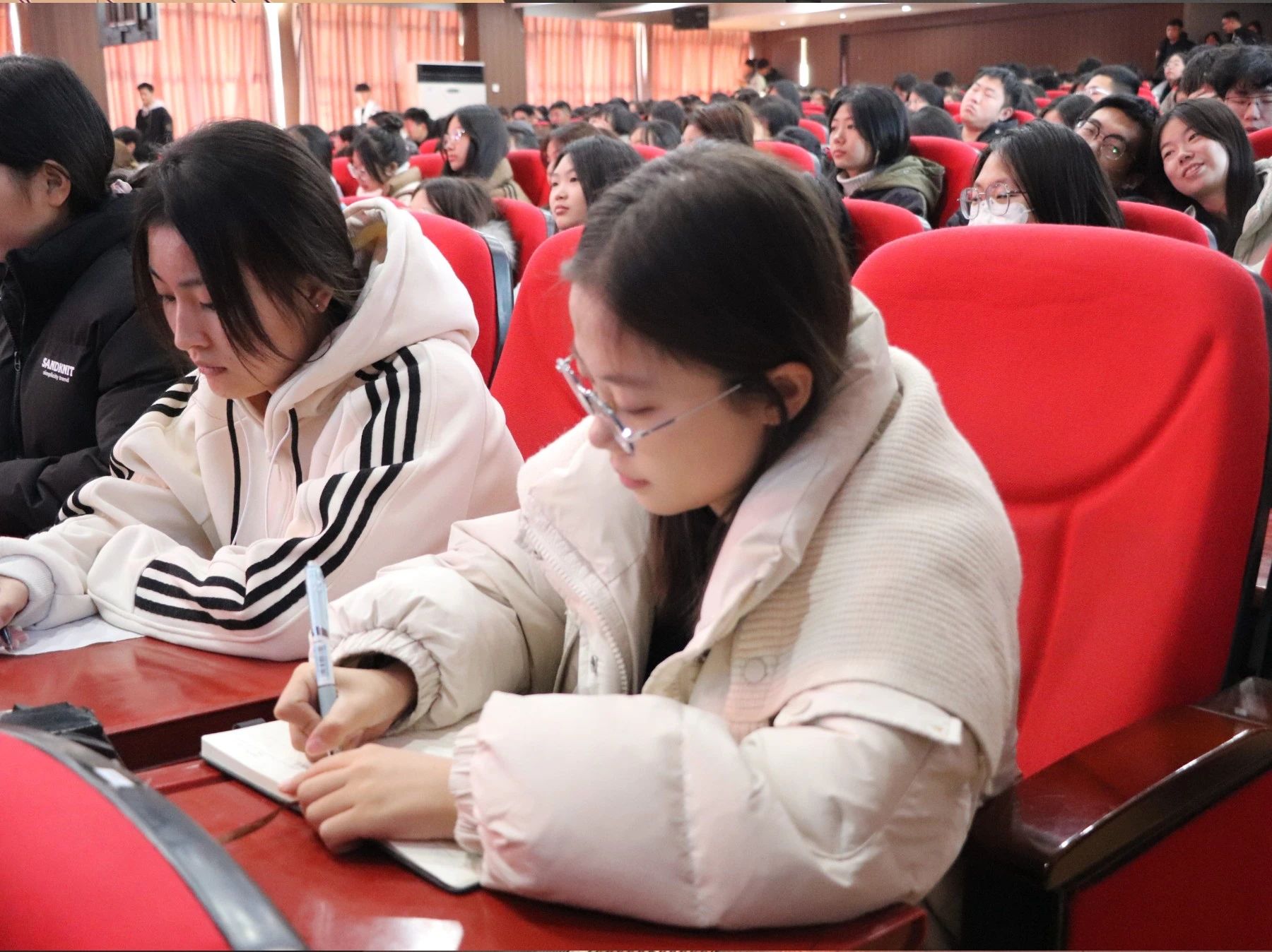 文明用网新征程，法制教育引航标——必赢242net官网举办“文明用网，法制教育”主题讲座