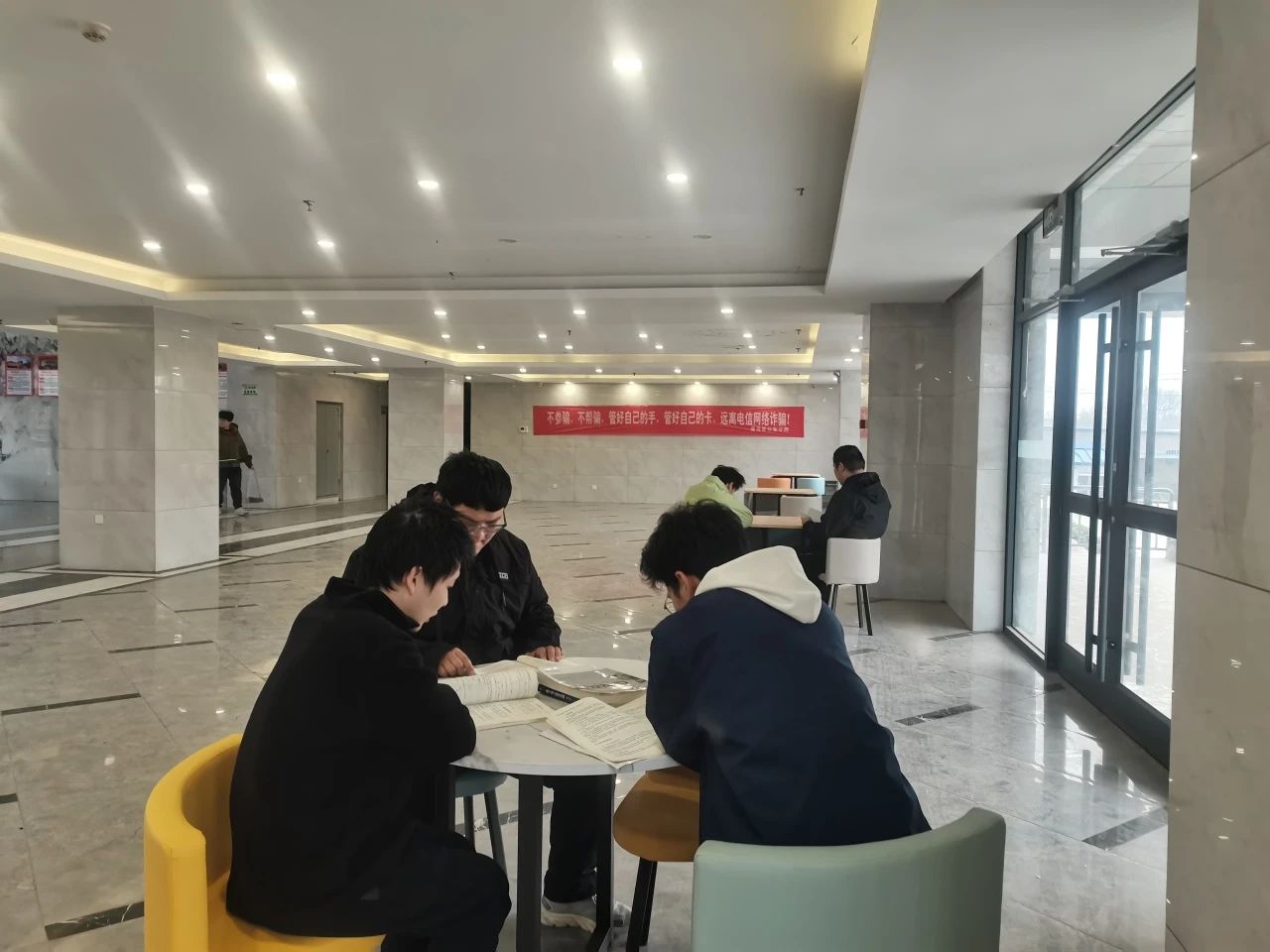 宿舍大厅“悠韵角”，休闲桌椅待君歇