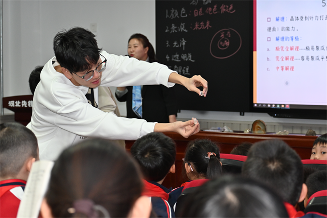 “科普进校园，共筑科技梦”必赢242net官网地质馆携手河北先锋晨光学校开展科普研学活动